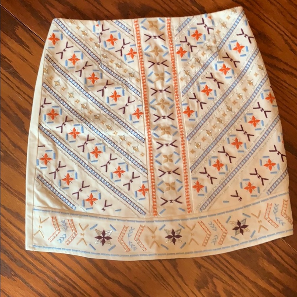 White mini skirt with embroidered print